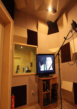 對(duì)白(bái)錄音(yīn)間(jiān)